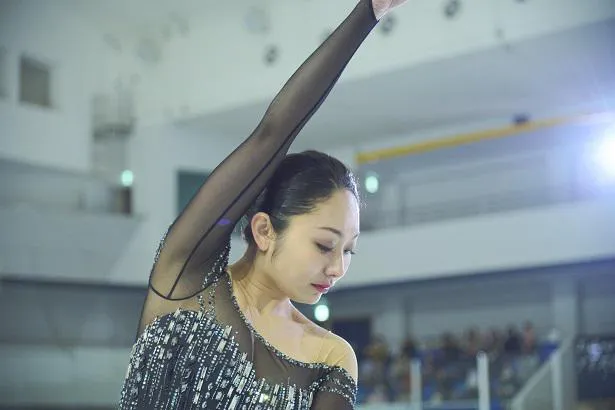 【写真を見る】人気フィギュアスケーター役の安藤美姫は、美しいスケート演技も披露