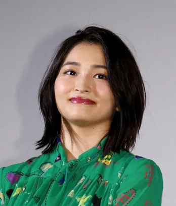 岡本玲、プロ級の腕前…!手編みのカーディガンに絶賛の声「売り物みたい」「女子力高い」