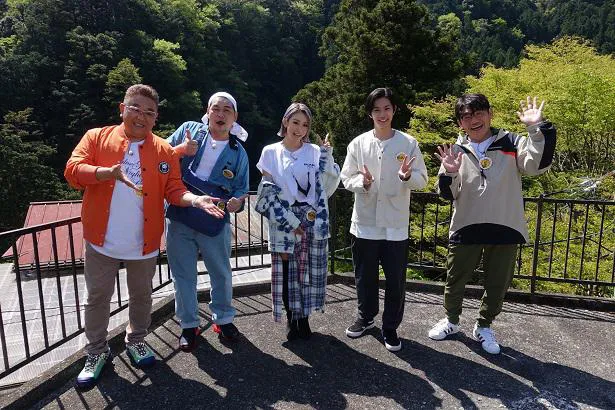 「帰れマンデー」に(左から)サンドウィッチマン・伊達みきおと富澤たけし、倖田來未、神宮寺勇太、飯尾和樹が登場