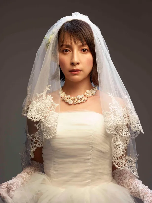 【写真を見る】奥菜恵が花嫁姿で舞台上を駆け巡る！