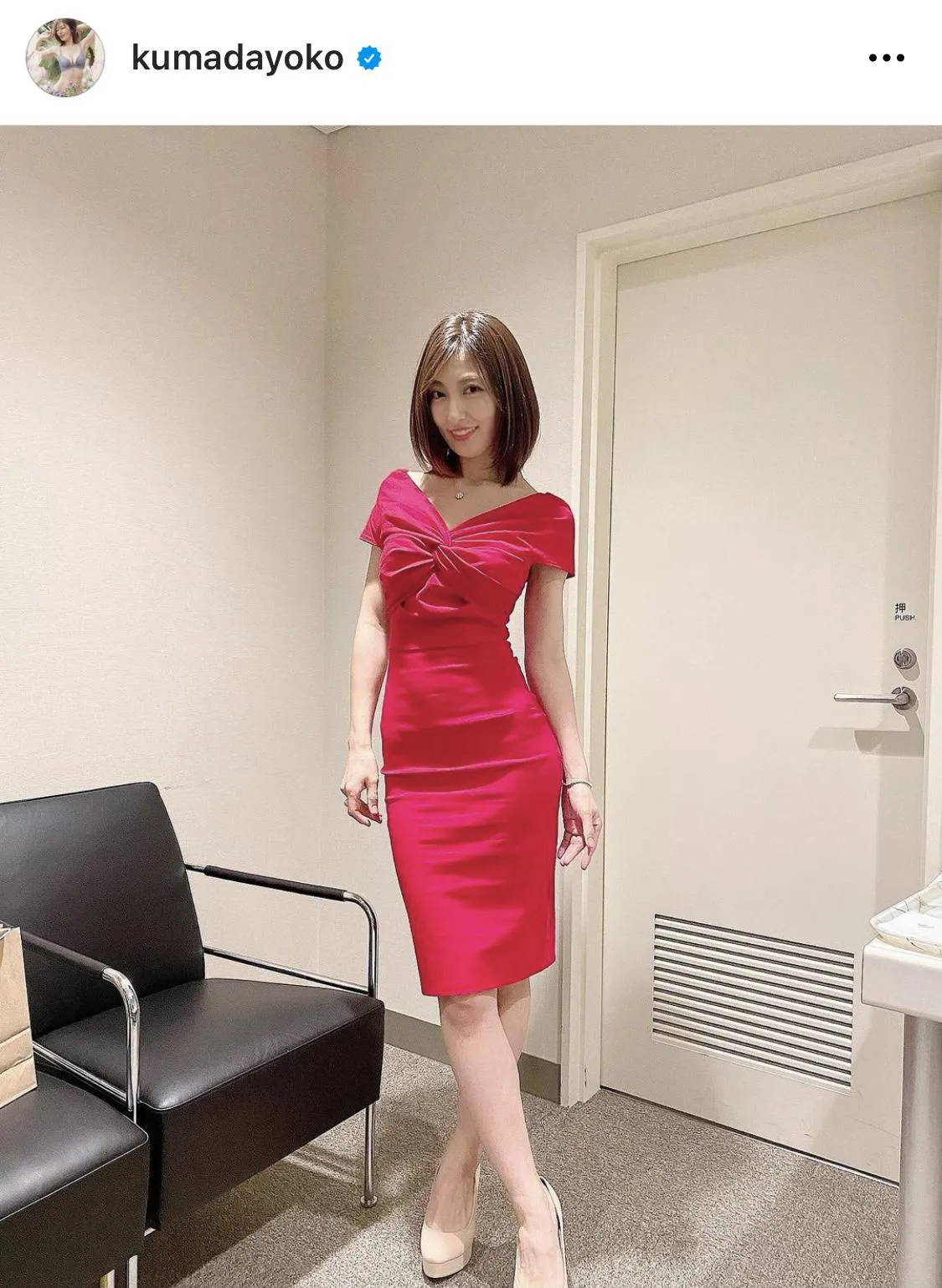 妖艶な赤いドレスを着こなす熊田曜子