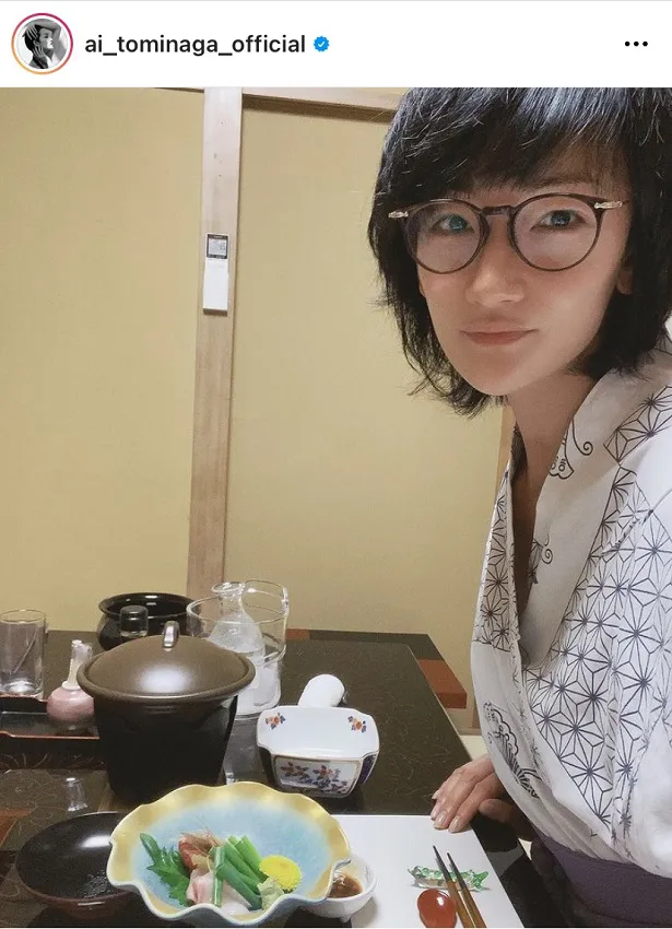 冨永愛、サラサラ髪にメガネ＆浴衣でリラックスモード