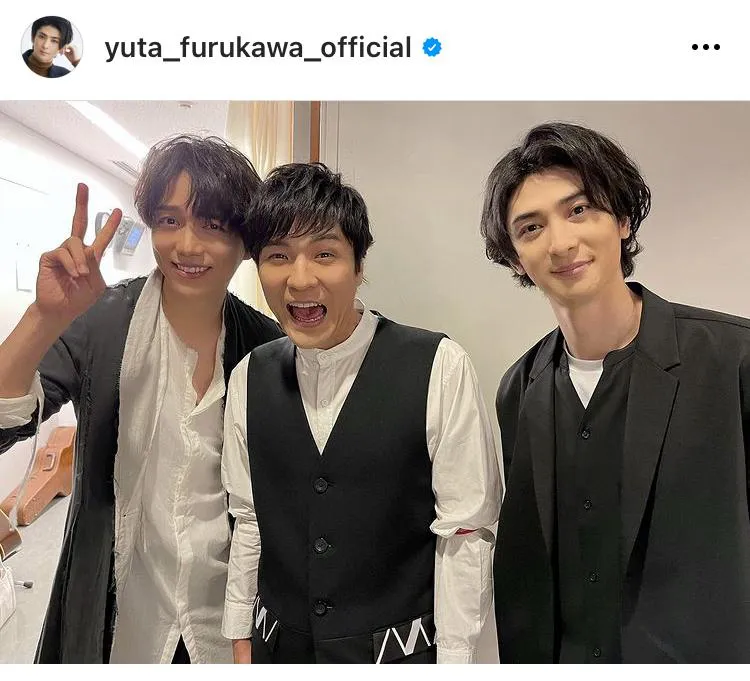 【写真を見る】古川雄大＆森山直太朗＆山崎の豪華3SHOT！素敵すぎる笑顔が眩しい…