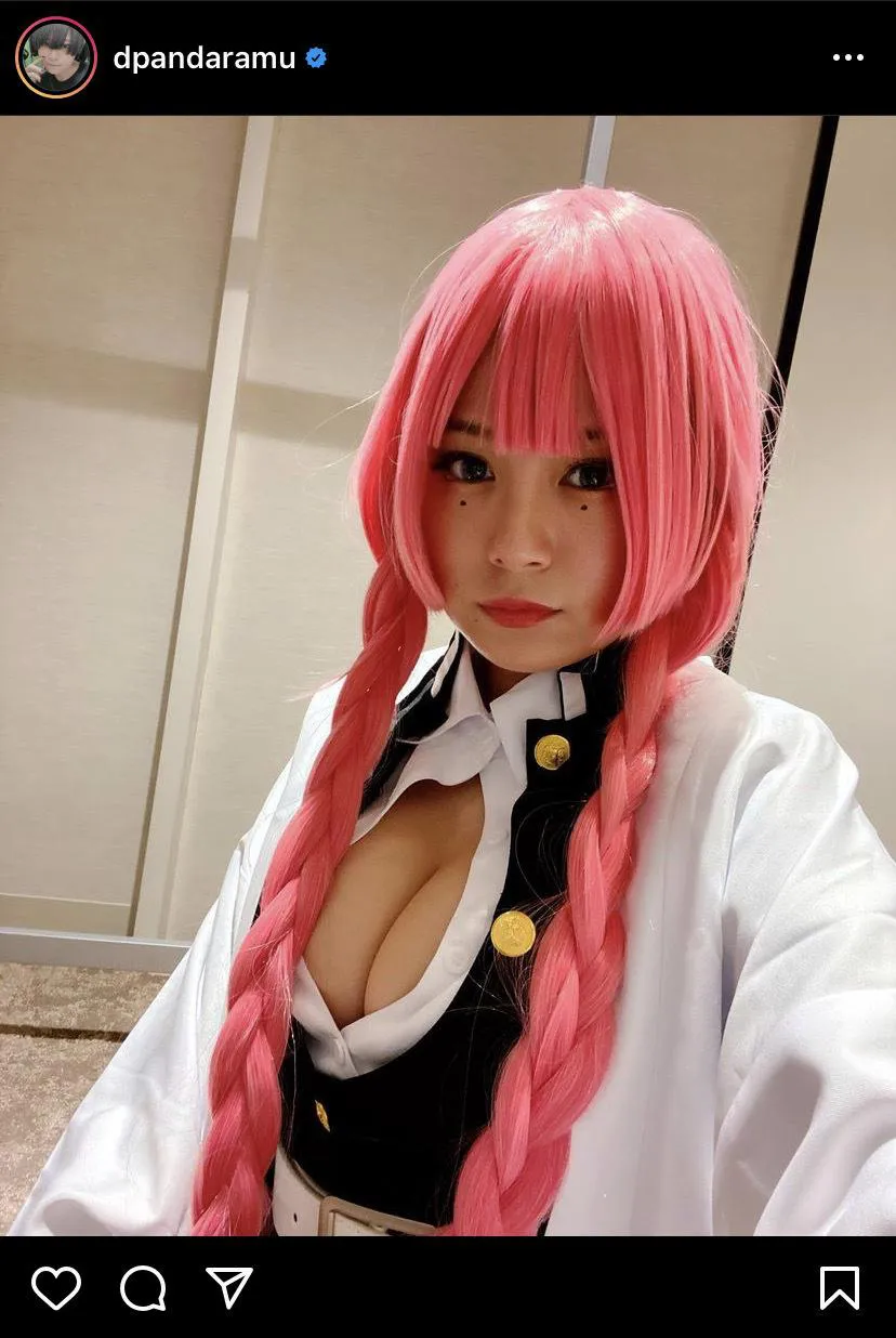 RaMu、“美谷間”あらわな“鬼滅コス”披露