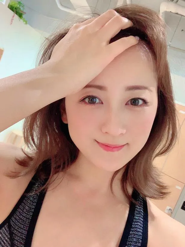 【写真を見る】ジムで笑顔で前髪をかきあげたトレーニングウェア姿を公開した小松彩夏