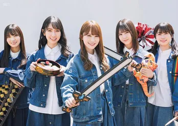 日向坂46、みんなの笑顔を守る“日向坂防衛隊”に!武器を携えたキュートな姿も公開