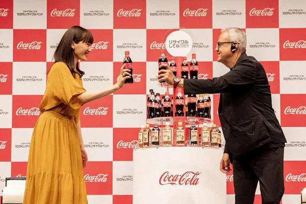 綾瀬はるか、日本コカ･コーラ株式会社社長 ホルヘ・ガルドゥニョ氏（写真左から）　 
