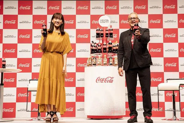 綾瀬はるか、日本コカ･コーラ株式会社社長 ホルヘ・ガルドゥニョ氏（写真左から）　 