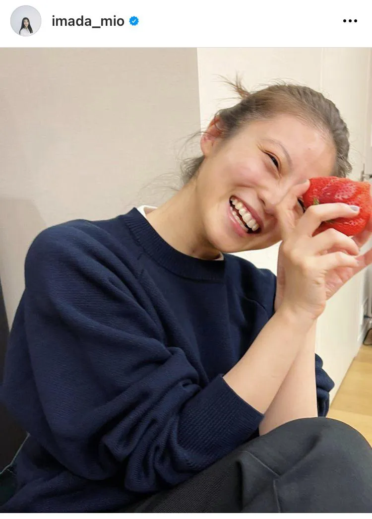 今田美桜、大木イチゴを両手に満面の笑み