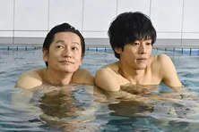 松坂桃李“桃地”、井浦新“オジ巴”と初混浴に困惑しパニック状態＜あのときキスしておけば＞