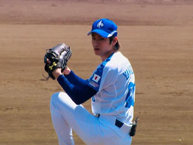 【写真を見る】真剣なまなざしがカッコイイ！山田裕貴の美しい投球フォーム