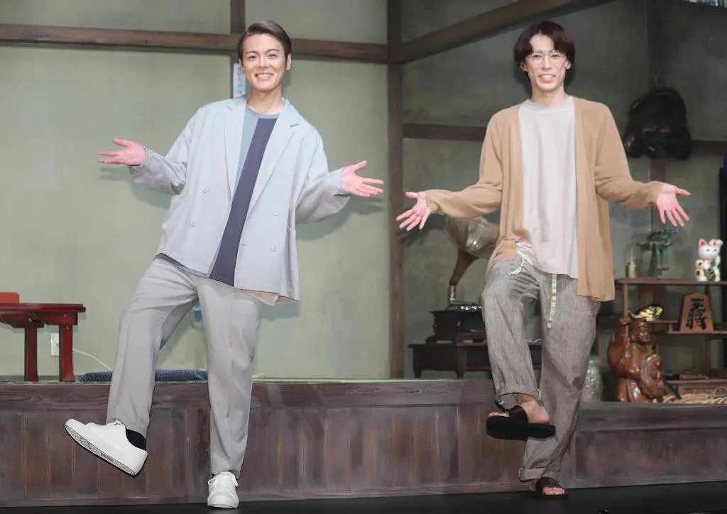 舞台「ッぱち！」囲み取材に登場した室龍太、越岡裕貴(写真左から)が登場