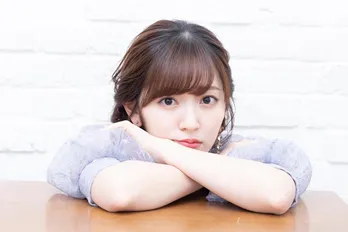 鈴木愛理、27才を迎え「全然変わらないんです」 最新ドラマでは元“ミスコングランプリ”役を熱演!<インタビュー>