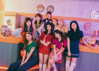 TWICE、キュートな“クラクラダンス”で話題の新曲「Kura Kura」を韓国からテレビ初披露<Mステ>