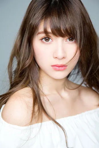 アンジェラ芽衣、キュートな制服姿で「みんなは最近何にハマってるー？」に反響