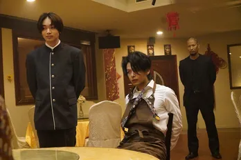 宮世琉弥“ぼっちゃん”が中村倫也“青山”を拘束！「やっと見つけたよ」＜珈琲いかがでしょう＞