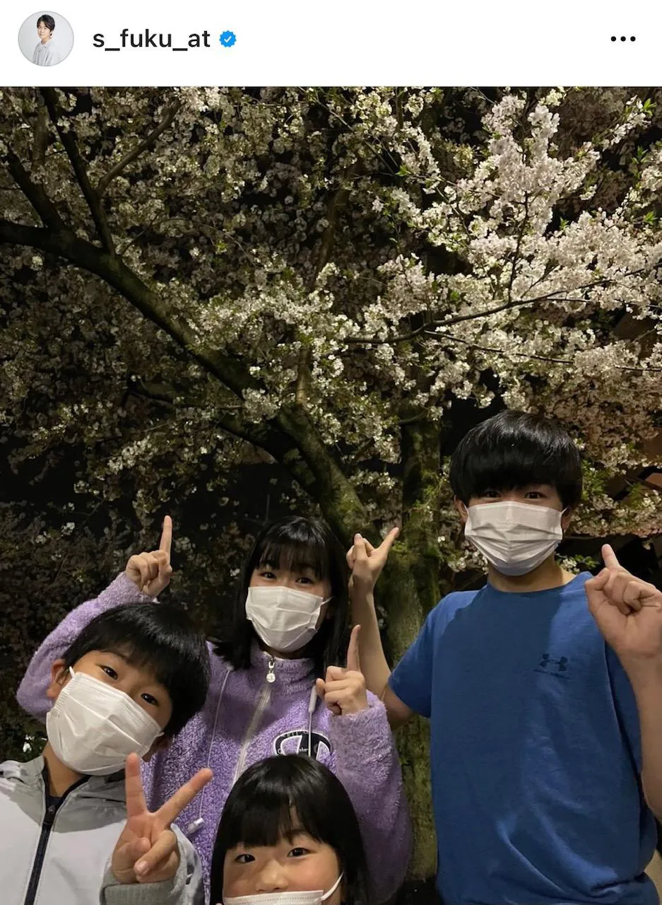 鈴木福、夢、楽、誉の4人で桜の前でポーズ！