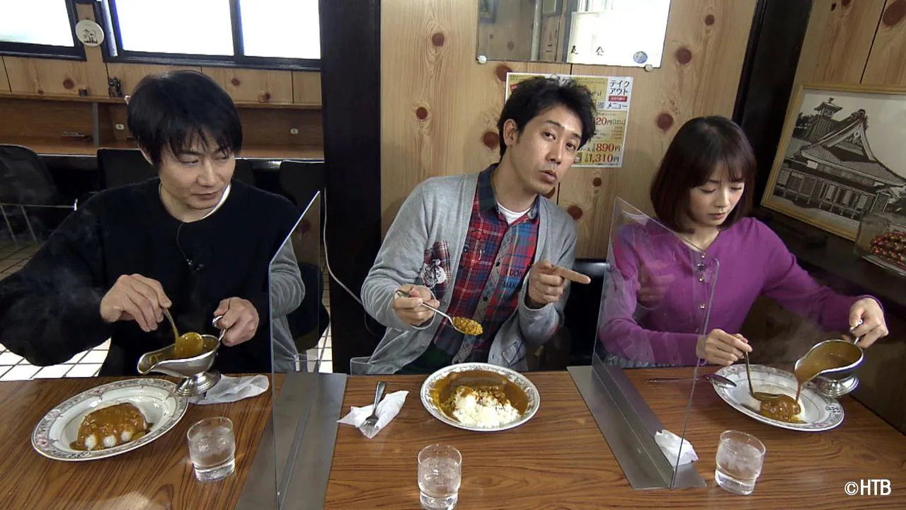 地元函館で愛されるカレーライスを食す豚一家の3人