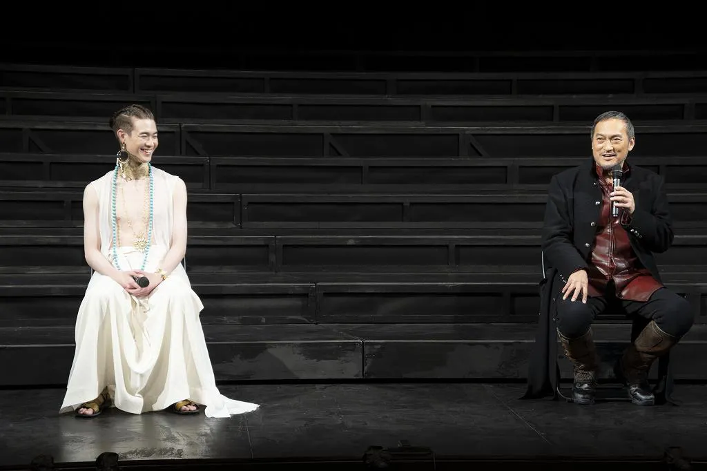 舞台「PARCO PRODUCE 2021『ピサロ』」で共演する宮沢氷魚と渡辺謙(写真左から)