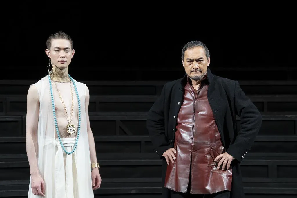 舞台「PARCO PRODUCE 2021『ピサロ』」で共演する宮沢氷魚と渡辺謙(写真左から)