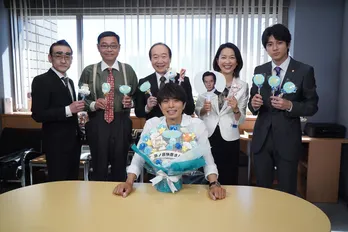 井ノ原快彦の誕生日をサプライズで祝福! 羽田美智子「最初にお祝いしたときは、まだ20代だったよね…」としみじみ<特捜9>