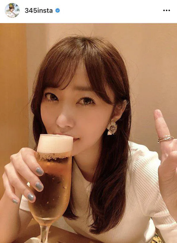 ビールを片手にピースする指原莉乃