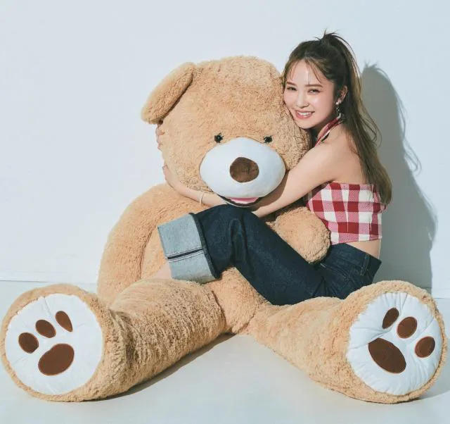 【写真を見る】飛び切りの笑顔で大好きなクマをギュッと抱きしめた加藤史帆