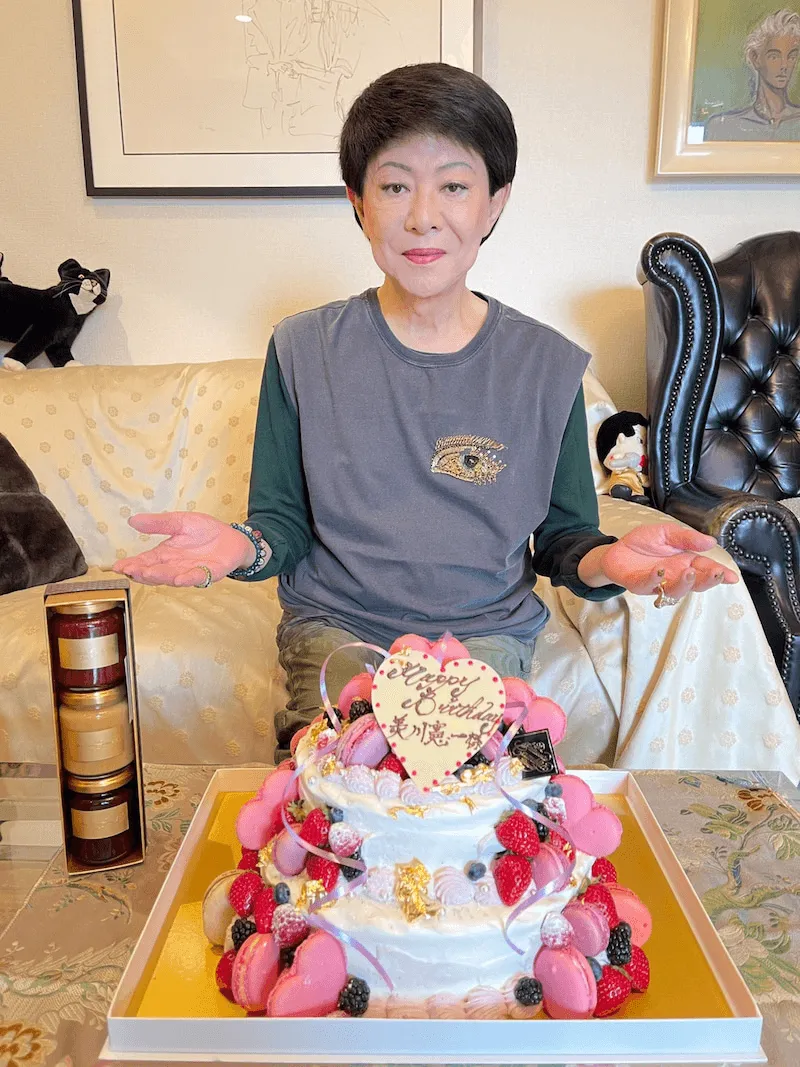 【写真を見る】美川憲一、75歳の誕生日を迎え豪華なケーキを前に…