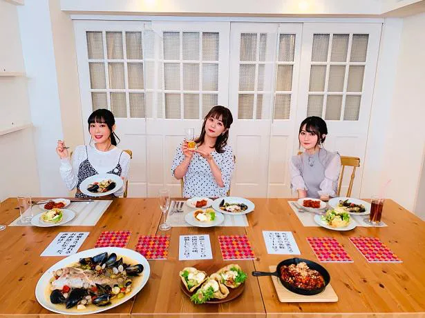 【写真を見る】おいしそう…！日笠、井口、小倉が作った“世界の料理”と満足げな3人