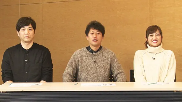「芸人同棲」でMCを務めるライセンスの藤原一裕、井本貴史と菊地亜美(左から)