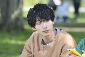 マイペースすぎる横浜流星“駿”に戸惑う川口春奈“真柴”…2人の関係性の変化に注目!<着飾る恋>