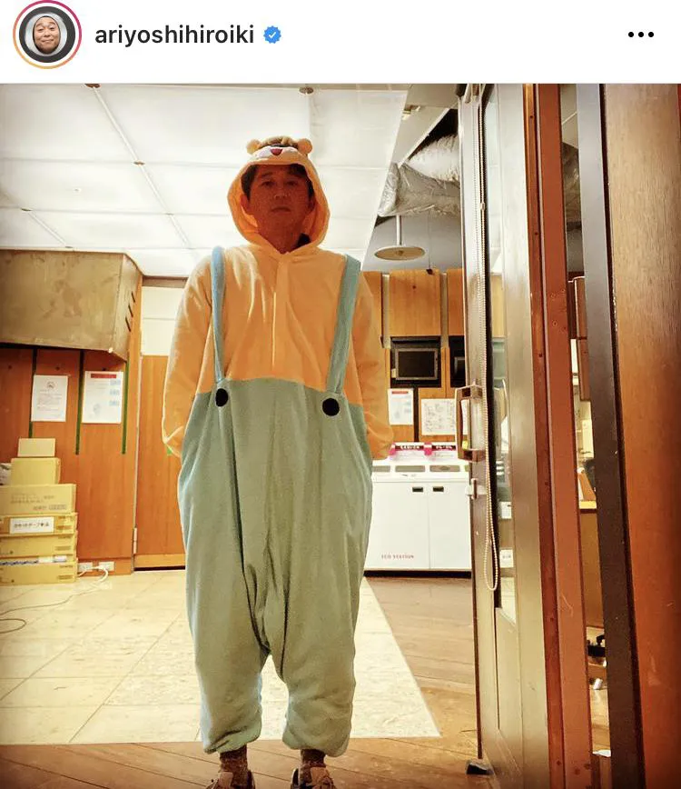 【写真を見る】有吉弘行、若槻千夏のブランドキャラクター“クマタン”の着ぐるみを着たSHOTを公開！