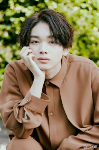 宮世琉弥＆磯村勇斗、“兄弟のような”仲睦まじい2SHOT公開「ガチかっこいい」「顔が強い！」