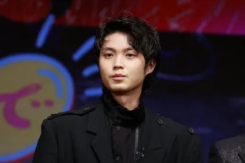 磯村勇斗×宮世琉弥、仲の良さがあふれる“でこピース”SHOTに反響「目の保養」「兄弟みたい」＜珈琲いかがでしょう＞