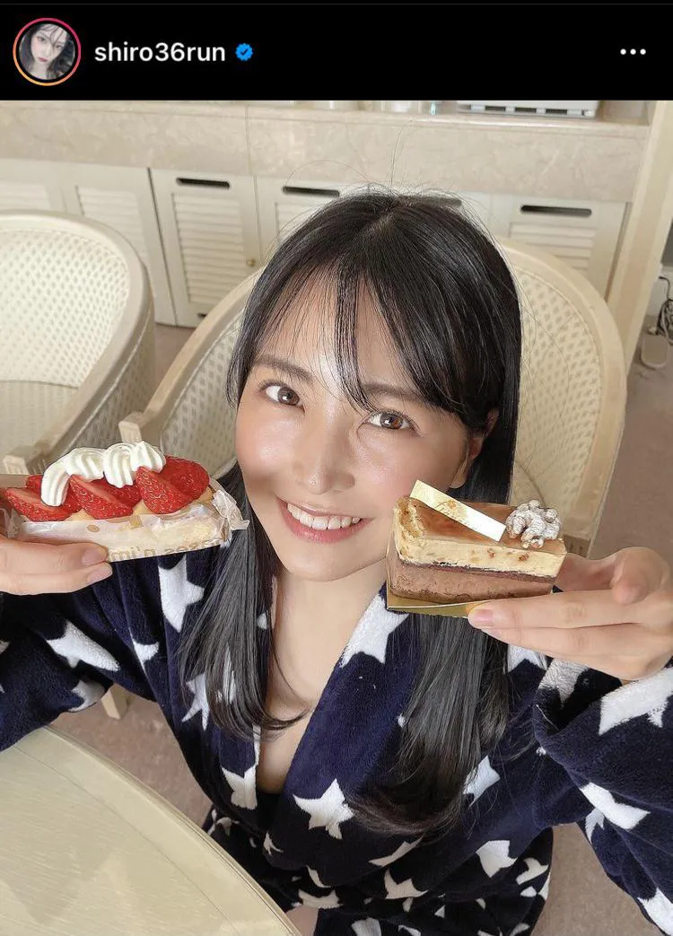 ケーキを両手に笑顔の白間美瑠