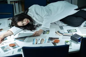 仲間由紀恵、松村北斗らが真相解明に奔走「女王の法医学～屍活師～」場面写真公開