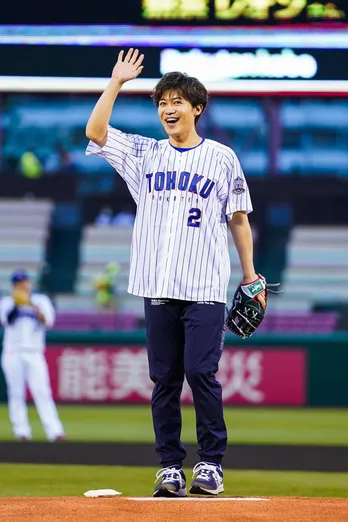 新浜レオン、オリコン&USEN1位の快挙を達成! 初の始球式で好投も「悔しさ120%ですね」