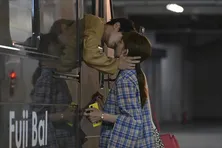 川口春奈“真柴”&横浜流星“駿”の窓越しキスにファン沸騰!「ただのお隣さん」の切ない真意も判明<着飾る恋>