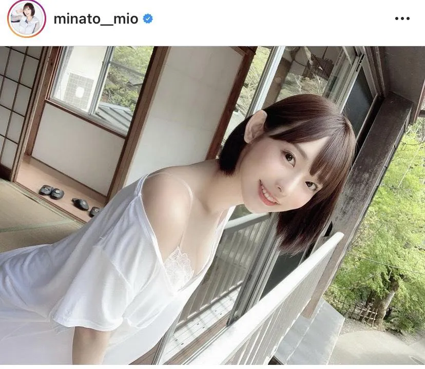 【写真を見る】水湊みお、美肌映えるオフショット