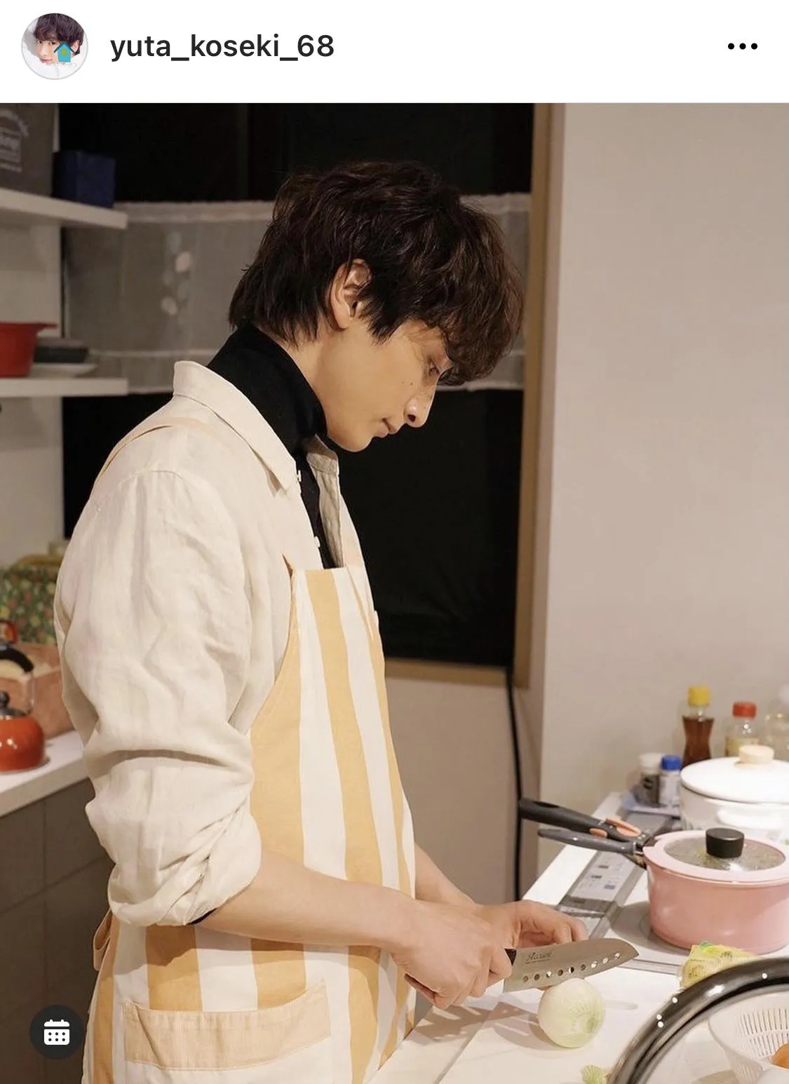 【写真を見る】小関裕太、エプロン姿＆腕まくりの“料理男子”姿に反響