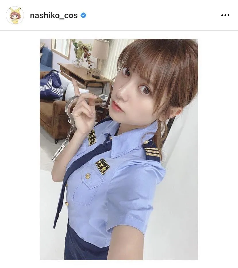 桃月なしこの警官コスプレ姿