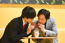 松坂桃李“桃地”×井浦新“オジ巴”のラブラブ原宿デート姿を公開＜あのときキスしておけば＞