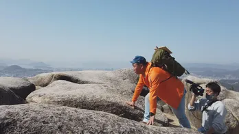 バイきんぐ西村、山の上にある“天狗の足跡”なるものを目指し登山を決行!<西村キャンプ場>