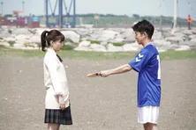 仲野太賀“潤平”&芳根京子“奈津美”、高校時代の新場面カットが解禁! 現役感あふれる制服姿も<コントが始まる>