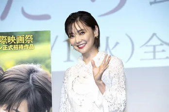 倉科カナ、役作りでロングヘアを40cmバッサリカット「監督もビックリしてました(笑)」上品な“透け感”ホワイトコーデで登場