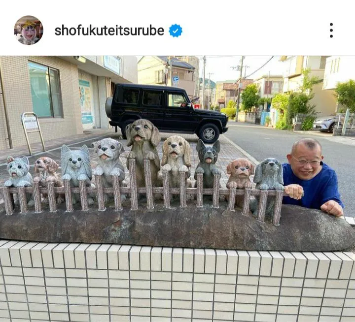 【写真を見る】犬たち(？)と一緒に撮影した笑福亭鶴瓶