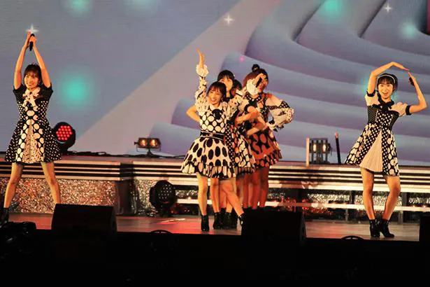 AKB48が15周年記念コンサートを行った(M35「抱きしめちゃいけない」)