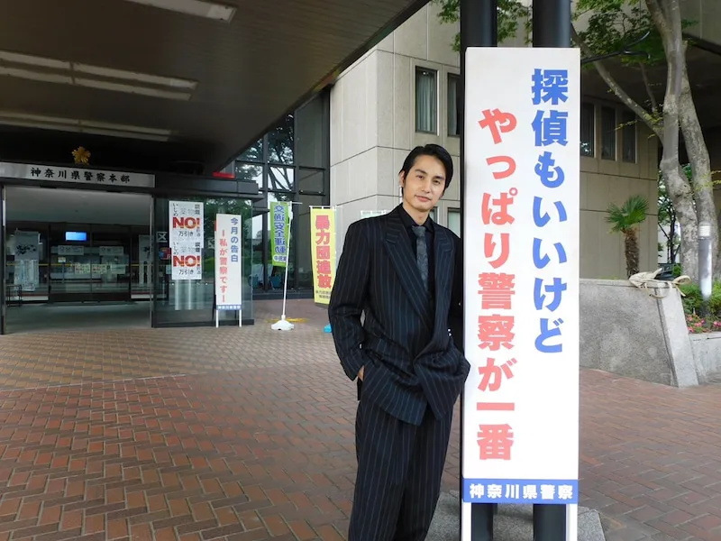 【写真を見る】中村蒼、ストライプのスーツ姿を披露