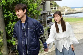 石原さとみ“海音”、自分を元気付けようとする綾野剛“倫太郎”の優しさを感じるが…魚たちの言葉が理解できなくなる!!<恋はDeepに>