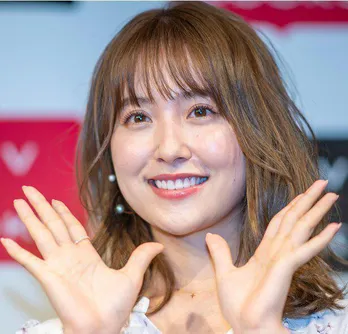 衛藤美彩、ブルーワンピの上品で爽やかな私服コーデに「ブルーがお似合いです」「美彩ちゃんの私服ほんとに好きです」と反響